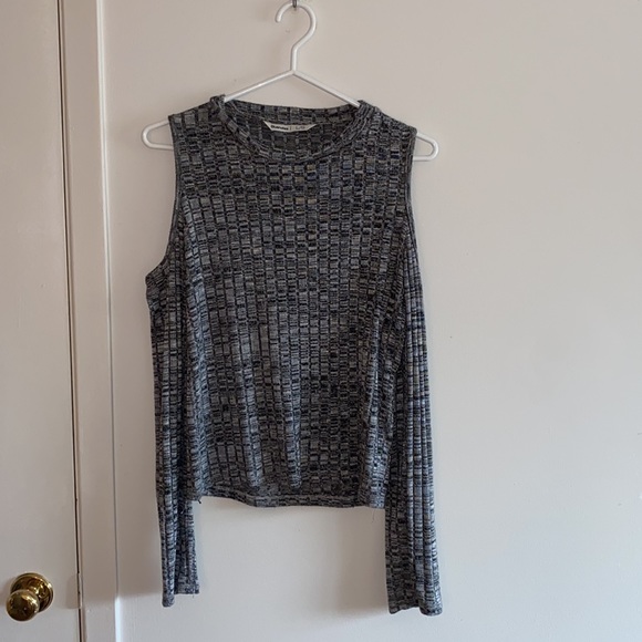 Open-shoulder knit top - Picture 2 of 4